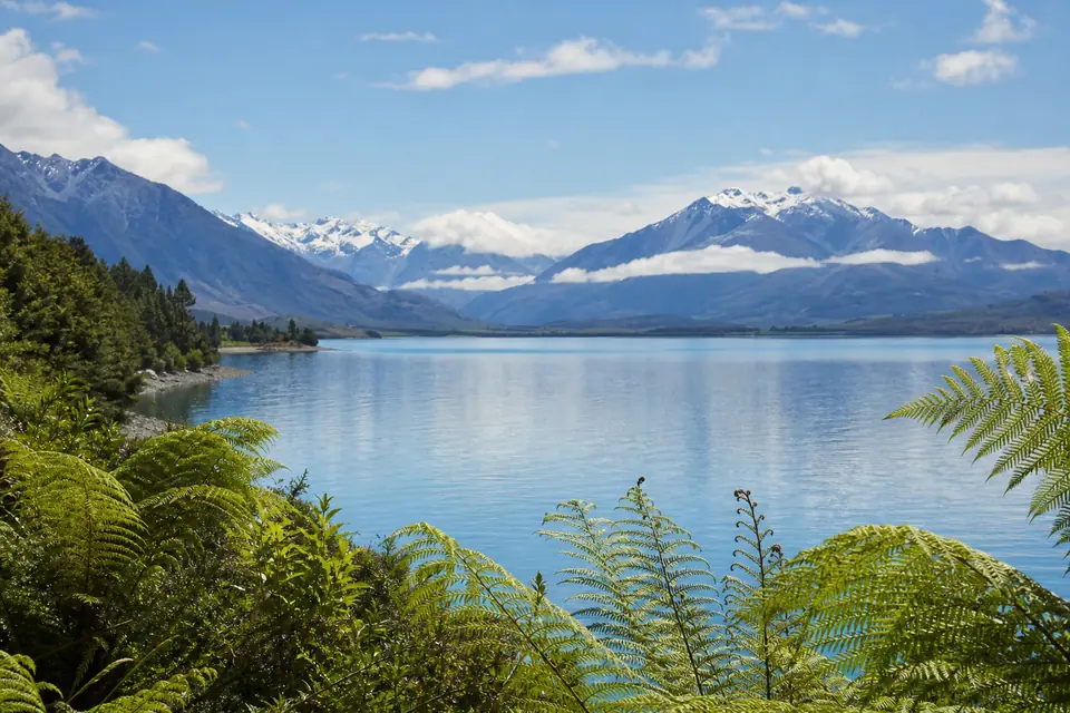 Quiet New Zealand lake and mountain landscape